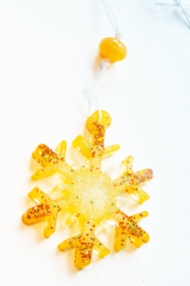 Kette mit gelbem Stern mit Glitzer - gegossen aus Epoxyharz